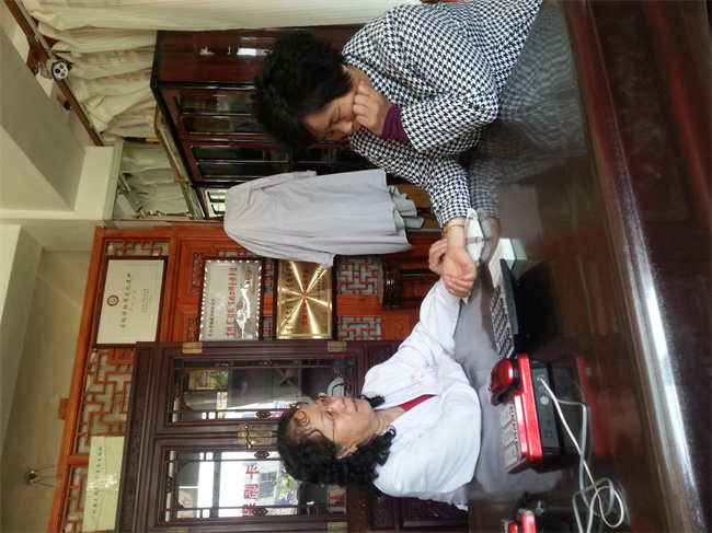 第七代传承人吴淑琴诊脉.jpg